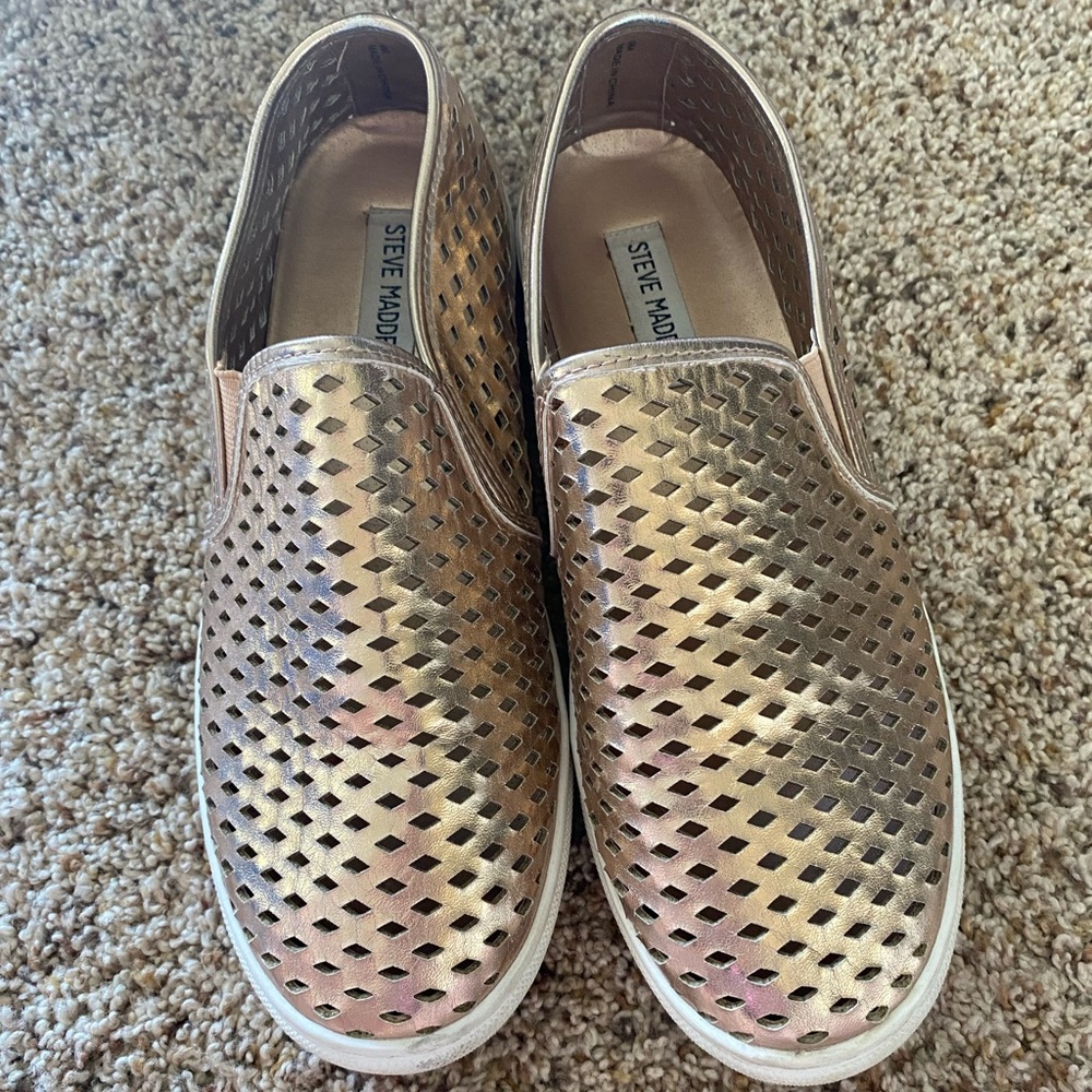 Steve Madden rose gold cut out slip on loafer size 9.